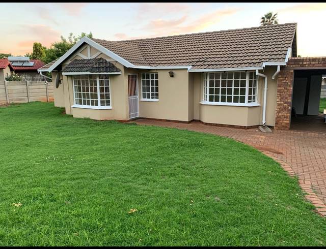 3 BEDROOM FREEHOLD FOR SALE IN LEACHVILLE EXT 1